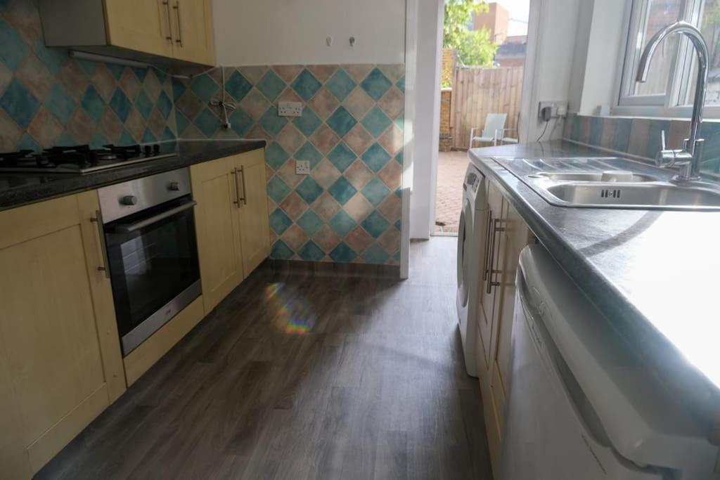 4 Bedroom House In Turnpike Lane/Wood Green Λονδίνο Εξωτερικό φωτογραφία